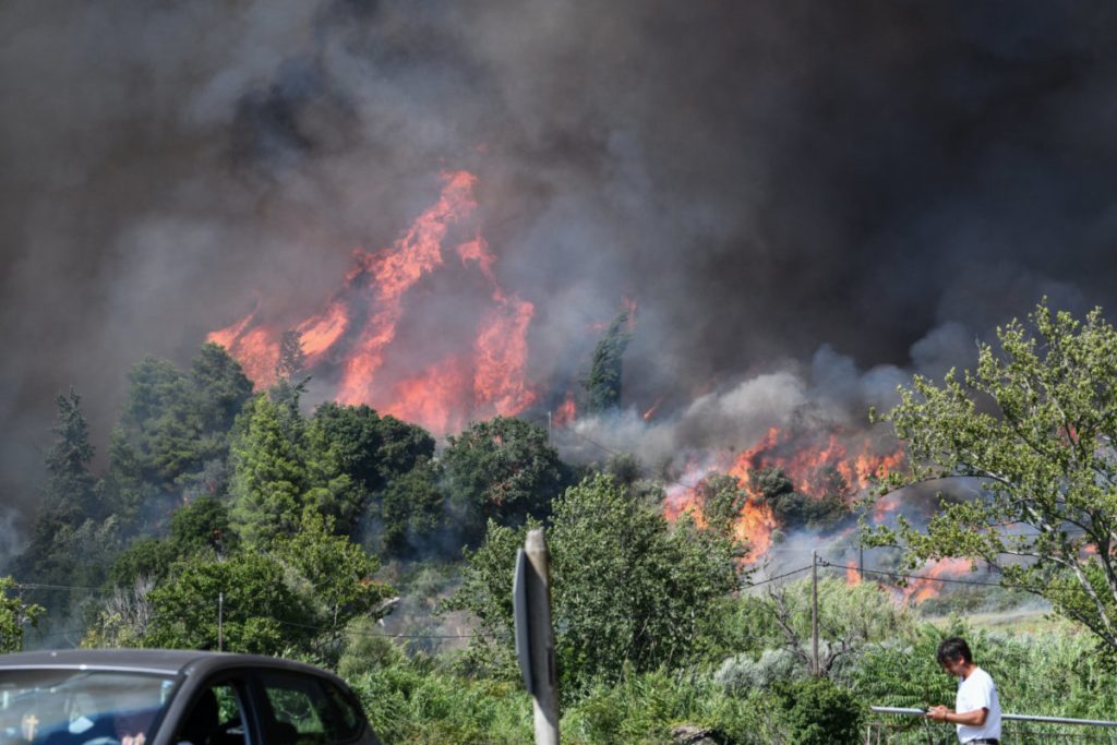 Φωτιά στη Μάνδρα – Μήνυμα 112 για εκκένωση δυο οικισμών