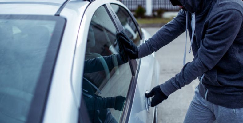 Λάρισα: Διαρρήκτες έβγαλαν λεία 18.000 ευρώ από όχημα λουόμενου