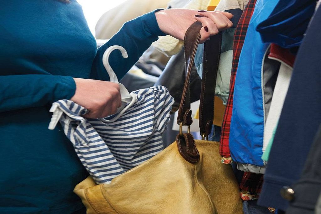 Ρόδος: Συνελήφθη αλλοδαπή που έκοβε με… πένσα τα αντικλεπτικά και έκλεβε ρούχα από μαγαζιά