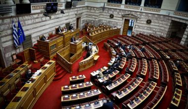 Βουλή: «Στα μαχαίρια» ΝΔ-ΣΥΡΙΖΑ για τα κονδύλια του Ταμείου Ανάκαμψης