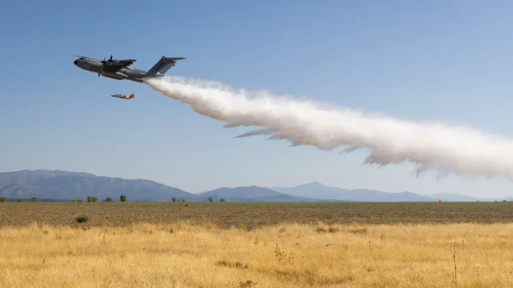Αirbus: Δοκίμασε με επιτυχία το στρατιωτικό μεταγωγικό αεροσκάφος A400M ως πυροσβεστικό (φώτο-βίντεο)