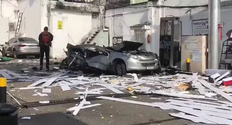Ρίο ντε Τζανέιρο: Εξερράγη αυτοκίνητο την ώρα που ο οδηγός έβαζε αέριο σε πρατήριο καυσίμων (βίντεο)