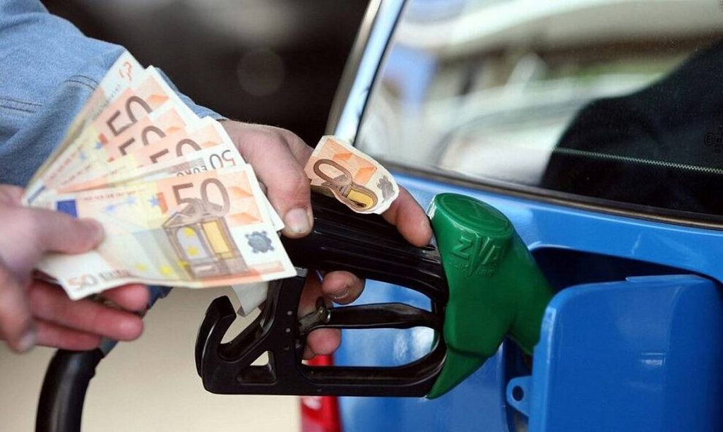 Fuel pass 2: Επίδομα καυσίμων – Ποιοι θα βάλουν 100 ευρώ στο ντεπόζιτο
