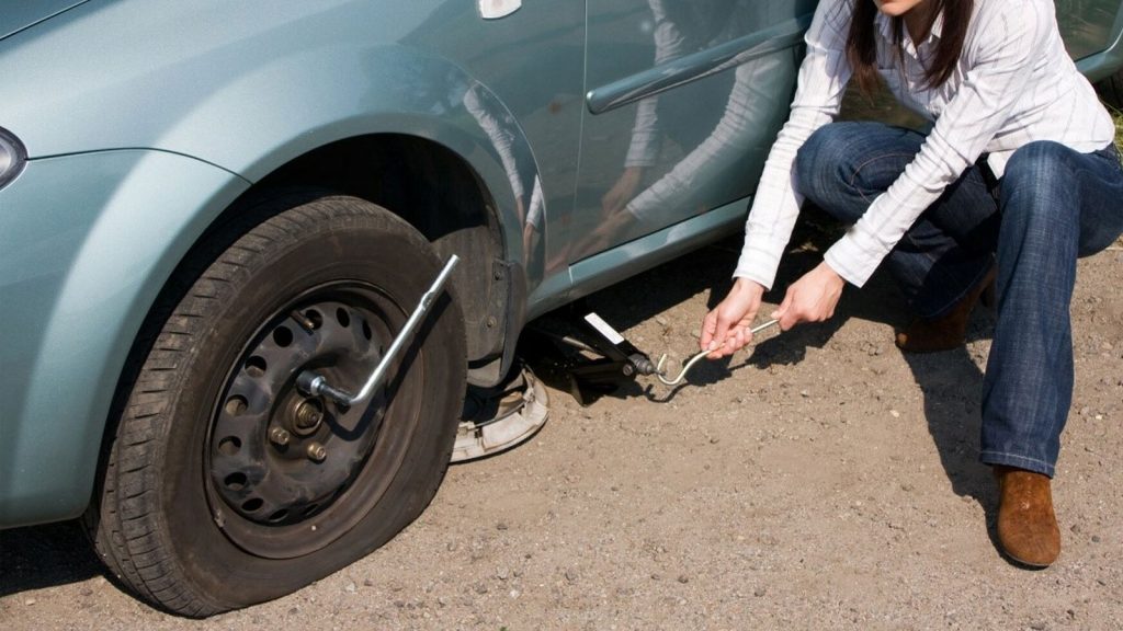 Νέα αποκαλυπτική έρευνα: 8 στους 10 οδηγούς δεν ξέρουν να αλλάζουν ούτε λάστιχο