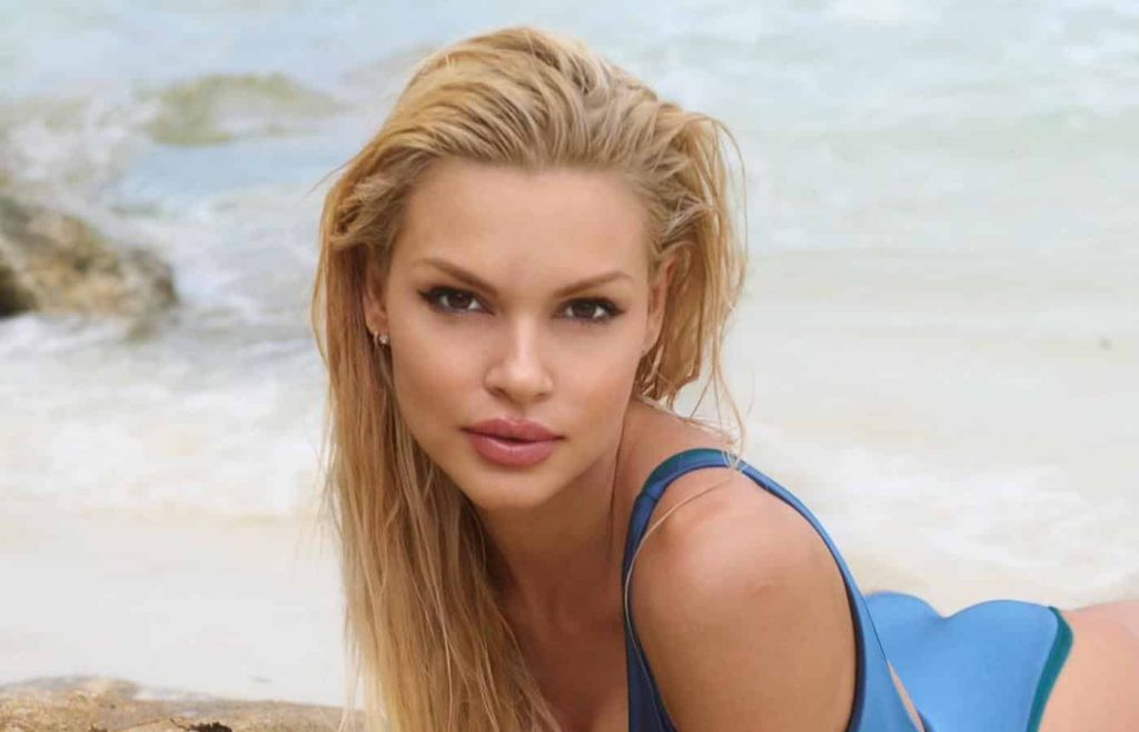 Βίκυ Κάβουρα: Φωτογραφίζεται στην άμμο με το καυτό μπικίνι της και «κολάζει»