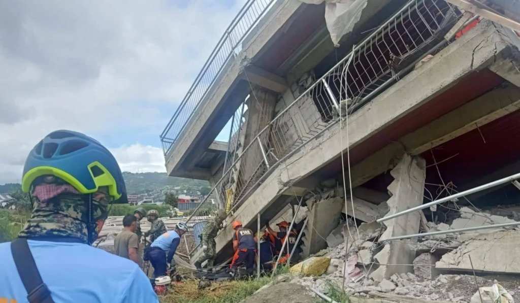 Ισχυρός σεισμός 7,1 Ρίχτερ «ταρακούνησε» τις Φιλιππίνες – Επιχειρήσεις έρευνας και διάσωσης στην Άμπρα (βίντεο)