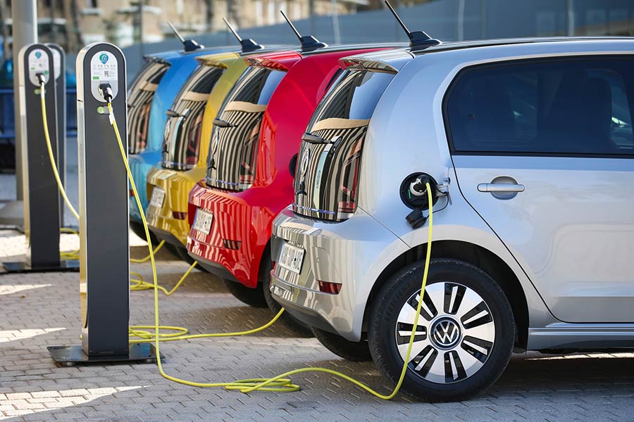 Νέος κύκλος του «Κινούμαι Ηλεκτρικά»: Οι επιδοτήσεις για ηλεκτρικά αυτοκίνητα – Εως και 9.500 ευρώ