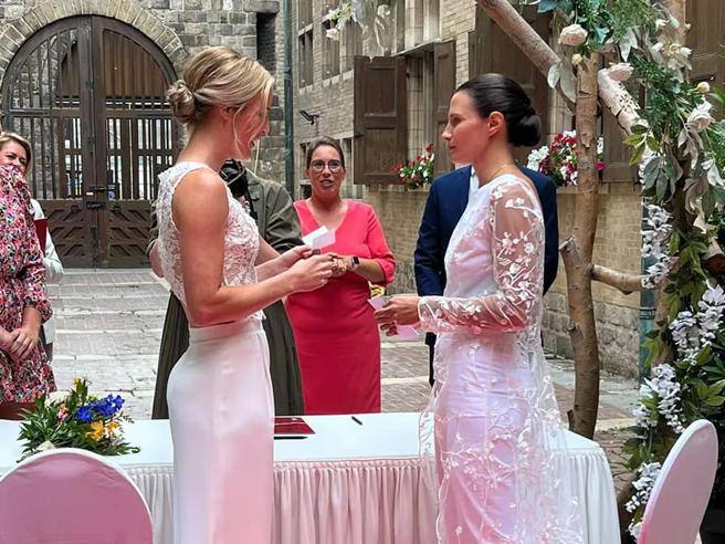 Πρωταθλήτρια του WNBA παντρεύτηκε με την αγαπημένη της στο Βέλγιο (φώτο)