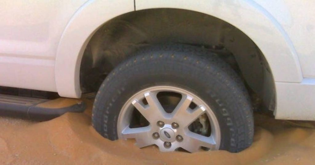 Κολλήσατε με το αυτοκίνητο στην άμμο; – Πώς θα… ξεκολλήσετε