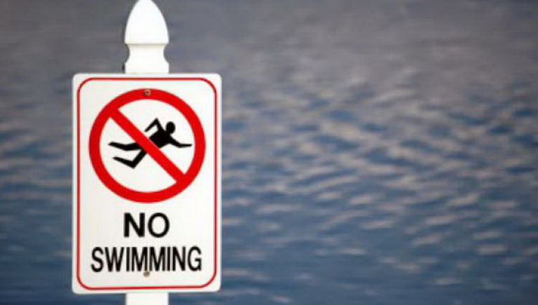 Αυτές είναι οι περιοχές όπου απαγορεύεται το κολύμπι στην Αττική σύμφωνα με το υπουργείο Υγείας