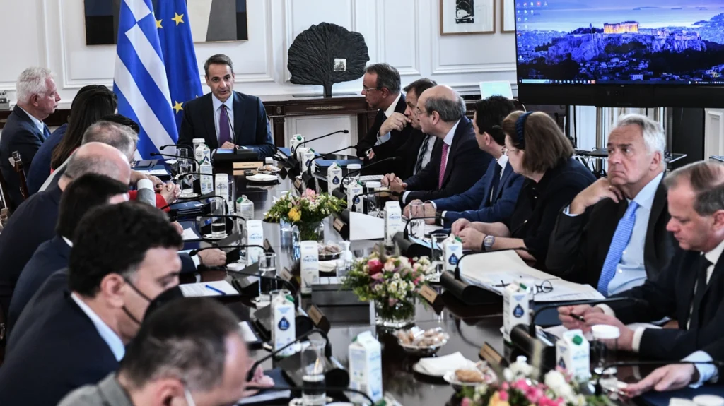 Κυριάκος Μητσοτάκης: «Τα έβαλε» με τους «πυροσβέστες της ξαπλώστρας» στου υπουργικό συμβούλιο