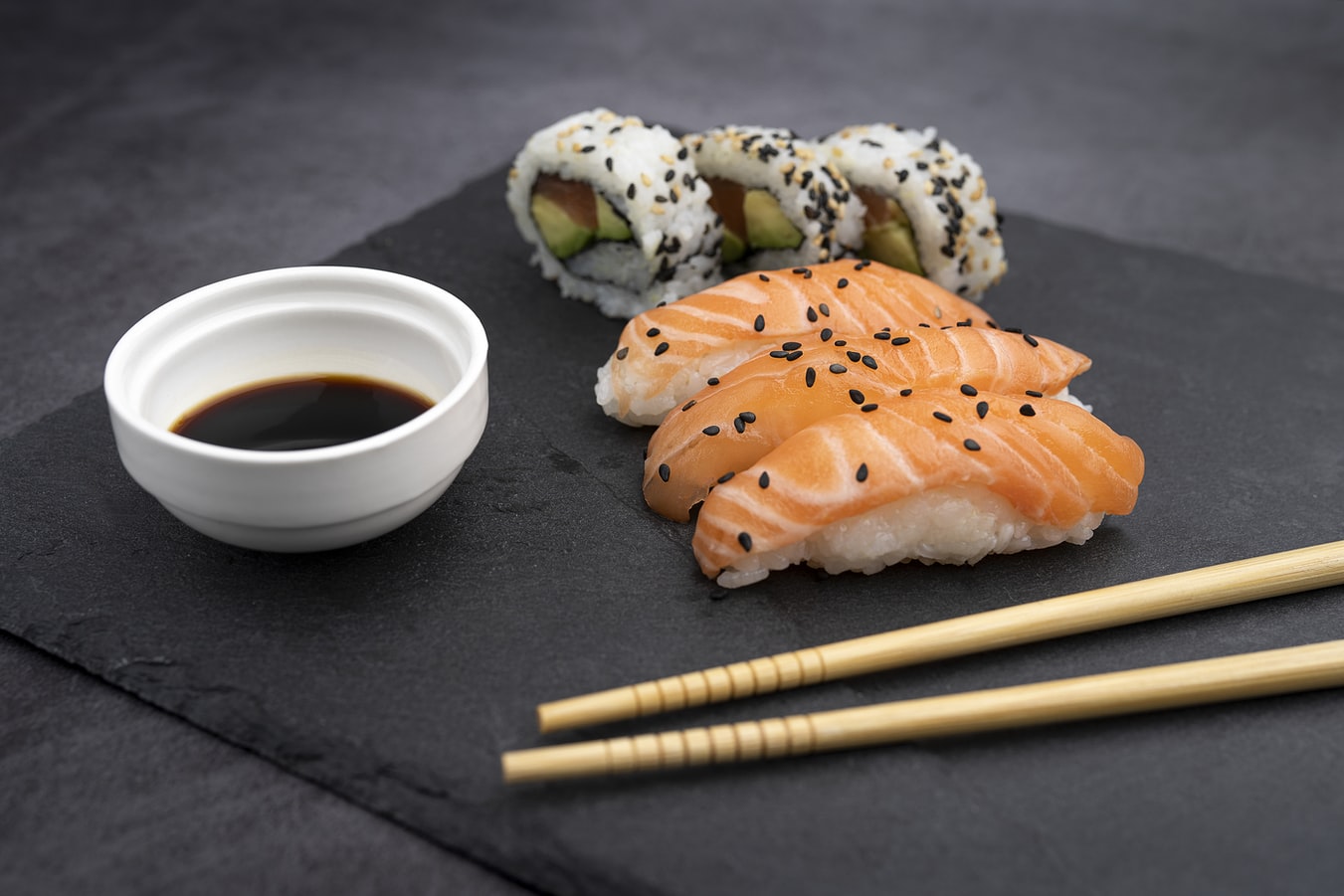 Πόσες θερμίδες έχει το κάθε «αμαρτωλό» ρολάκι σούσι; – Η «παγίδα» από τη σάλτσα σόγιας