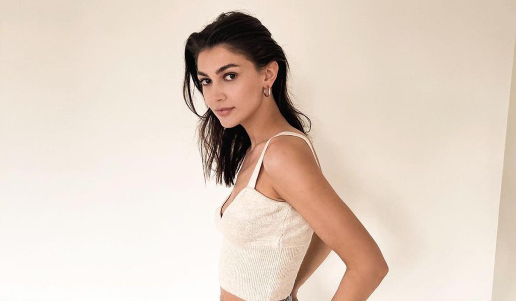 «Τρελαίνει» κόσμο η Κέισι Μίζιου: Ποζάρει με το μαγιό της δίπλα στην πισίνα & «μοιράζει εγκεφαλικά» (φώτο)