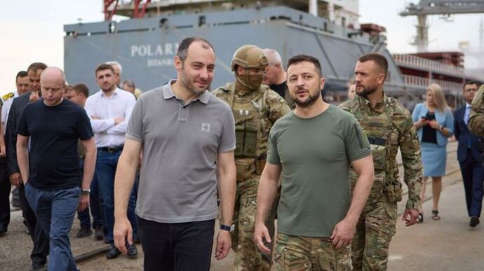 Ουκρανία: Παρουσία Β.Ζελένσκι η φόρτωση του πρώτου πλοίου με σιτάρι (βίντεο)