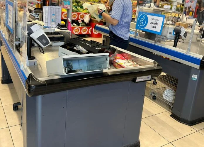 Γλυφάδα: Ένοπλη ληστεία σε σούπερ μάρκετ – Άδειασαν τα ταμεία με την απειλή όπλου και έγιναν «καπνός»