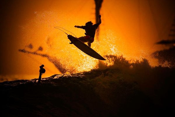 «Μαγευτικές» φωτογραφίες από surfers στα ομορφότερα μέρη του πλανήτη (φωτο)