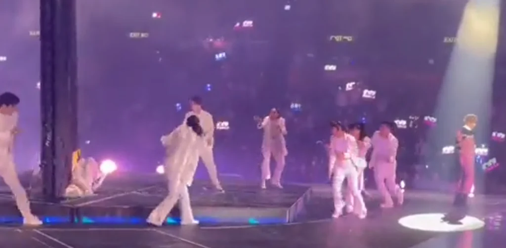 Χονγκ Κονγκ: Τρομακτικό ατύχημα σε συναυλία – Κατέρρευσε γιγαντοοθόνη στη σκηνή (βίντεο)