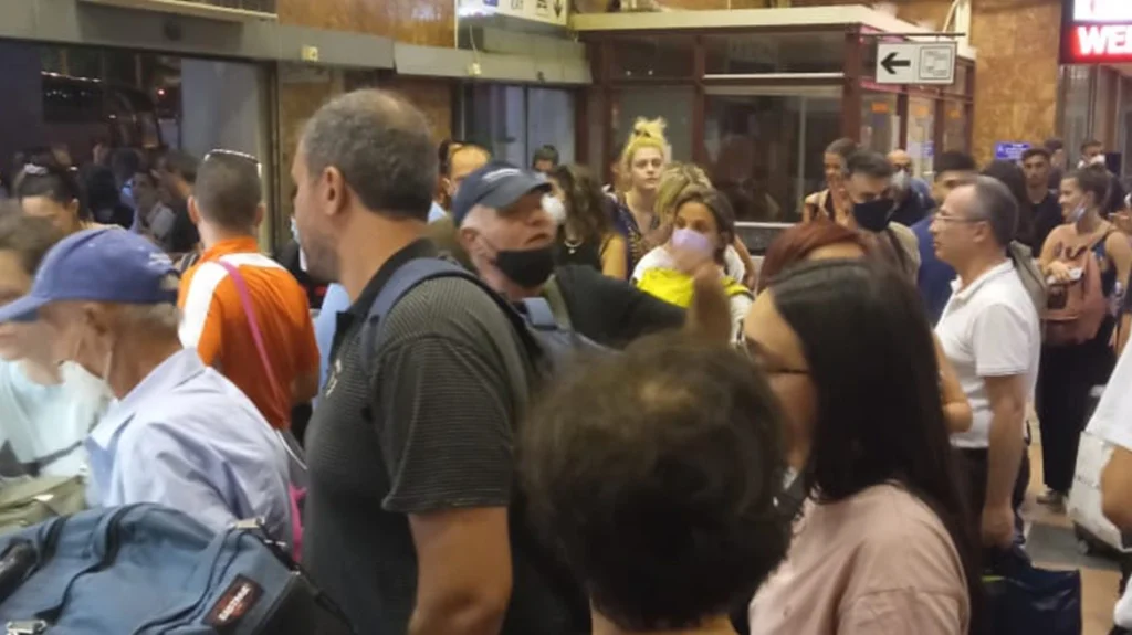 Ταλαιπωρία για εκατοντάδες επιβάτες της Hellenic Train – Έμειναν εγκλωβισμένοι για πάνω από τέσσερις ώρες στον Σταθμό Λαρίσης