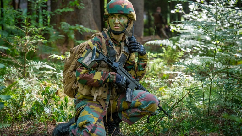 Δείτε την 20χρονη διάδοχο του βελγικού θρόνου πριγκίπισσα Ελισάβετ σε στρατιωτική εκπαίδευση (φώτο-βίντεο)