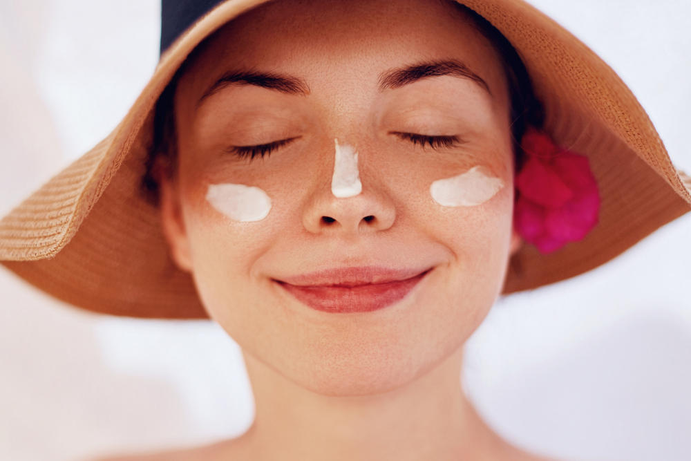 Δέρμα: Τα καλλυντικά που προκαλούν ευαισθησία στον ήλιο – Ποια συστατικά περιέχουν