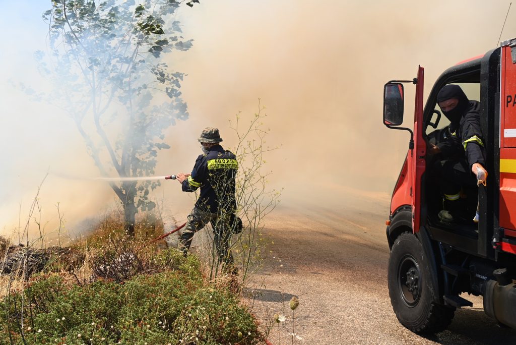 Φωτιά στο Βέλο Κορινθίας – Επιχειρούν 15 πυροσβέστες