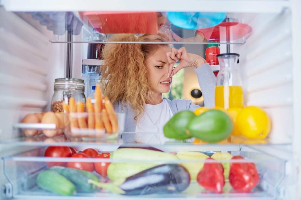 Το κόλπο για να μην μυρίζει άσχημα το ψυγείο σας με ένα υλικό που υπάρχει σε κάθε σπίτι