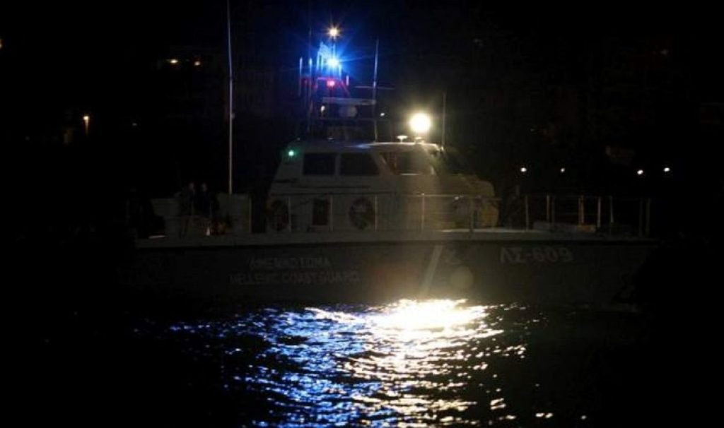 Σκάφος με έξι αλλοδαπούς επιβαίνοντες πλέει ακυβέρνητο ανοιχτά της Κεφαλονιάς
