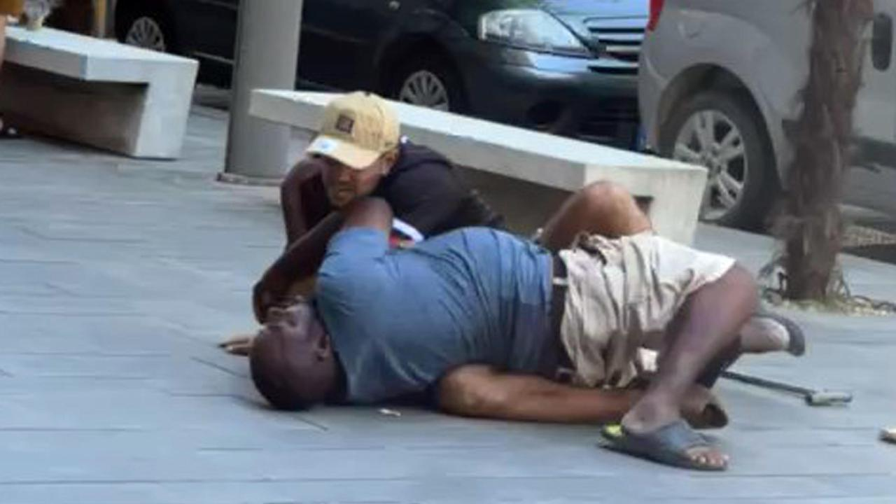 Ιταλία: Τον στραγγάλισε στην μέση του δρόμου – Μάρτυρες κατέγραφαν με κινητά (βίντεο)