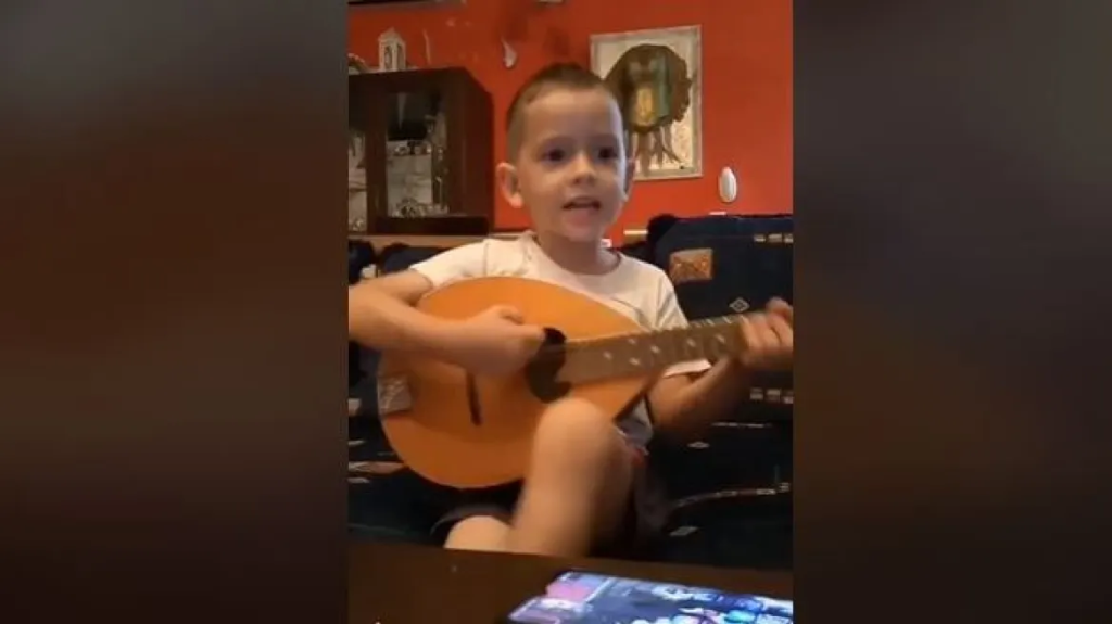 Ο 5χρονος Κρητικός που μαθαίνει μόνος του μαντολίνο και έχει ξετρελαίνει το TikTok (βίντεο)
