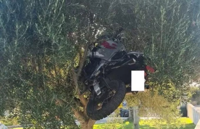 Λασίθι: Σοβαρό τροχαίο με νεαρό μοτοσικλετιστή ο οποίος εκσφενδονίστηκε – Η μηχανή του «σκαρφάλωσε» σε ελιά