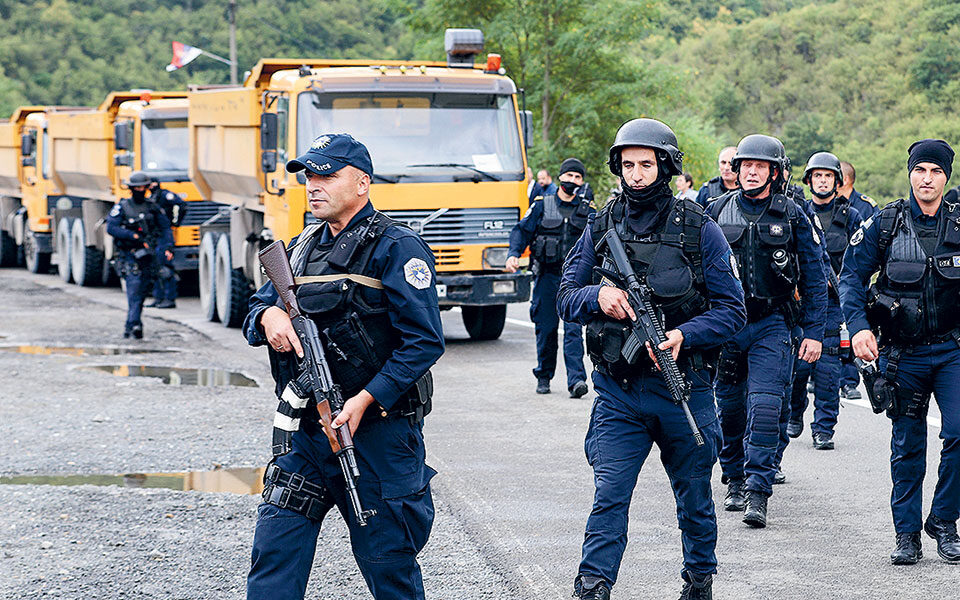 Ένταση στο βόρειο Κόσοβο: Το υπουργείο Άμυνας της Σερβίας διαψεύδει πως εισήλθε ο στρατός
