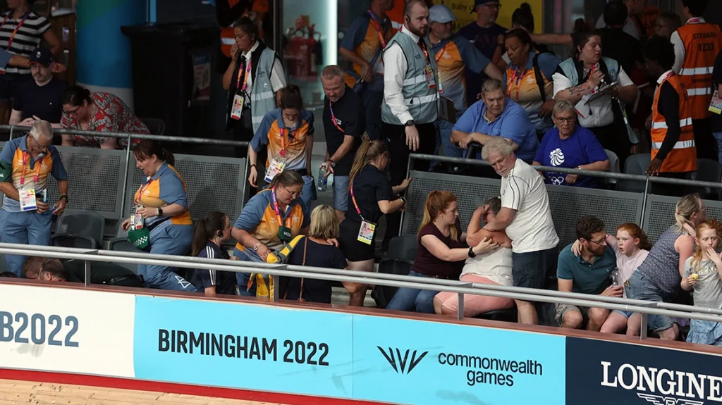 Αγγλία: Ποδηλάτες και ποδήλατα κατέληξαν στην εξέδρα μετά από ατύχημα (βίντεο)