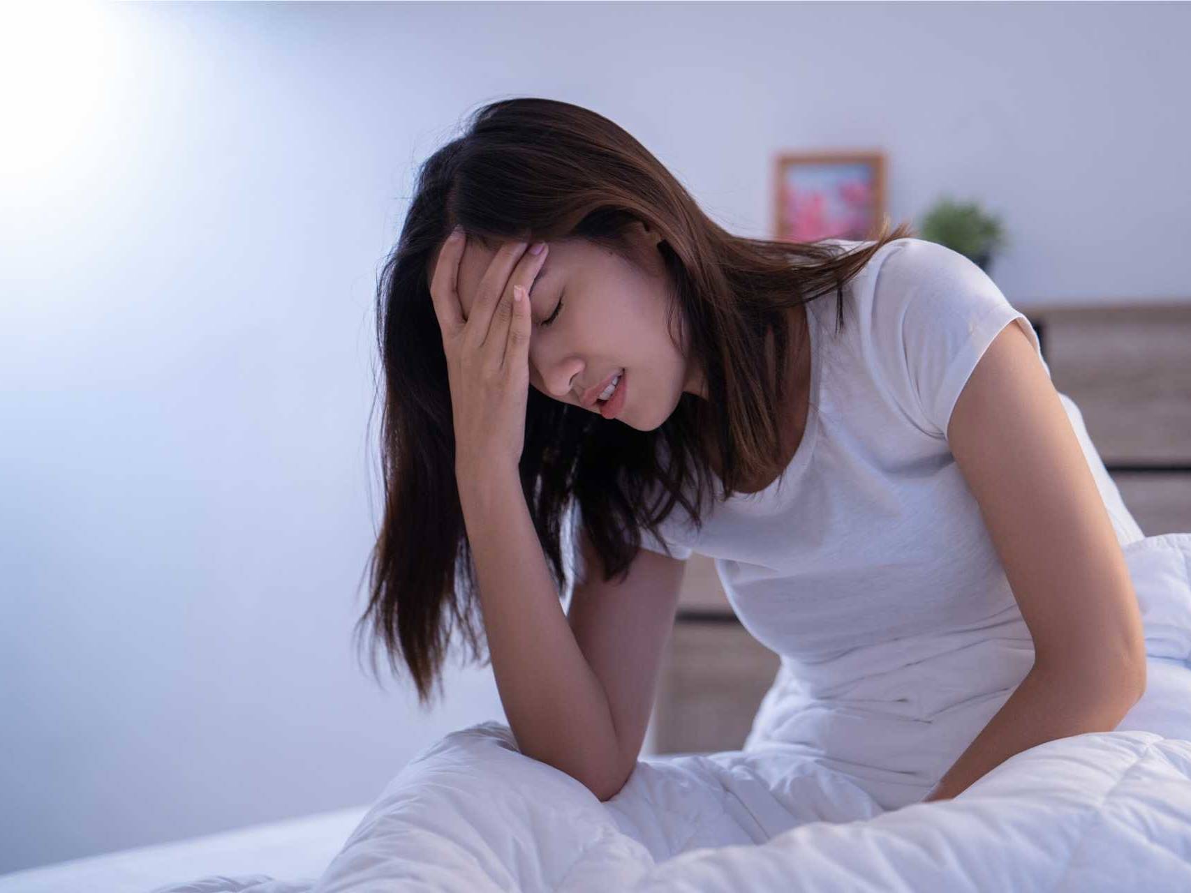 Ξυπνάτε το πρωί με πονοκέφαλο; – Δείτε τι μπορεί να συμβαίνει