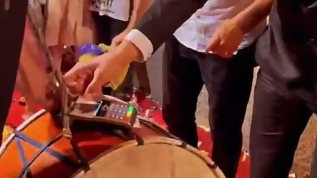 Πρωτοπορούν στην Τουρκία: Έβαλε POS στο… νταούλι (βίντεο)