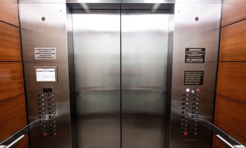 Φρικτός θάνατος 26χρονου φοιτητή μέσα σε ανελκυστήρα στις Σέρρες – Το ψυγείο «χτύπησε» την καρωτίδα (φώτο) (upd)