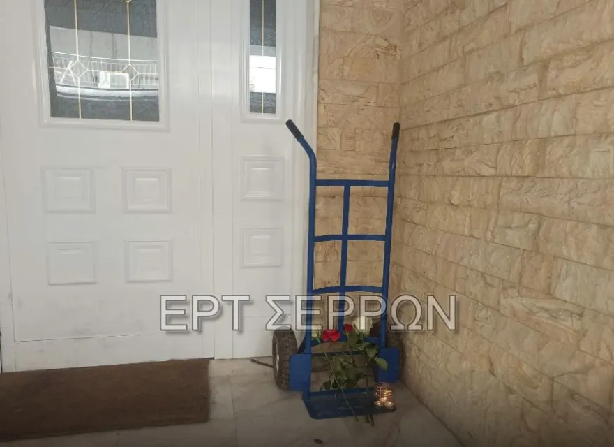 Θάνατος 26χρονου στις Σέρρες: «Βρήκαμε το ασανσέρ μεταξύ 1ου και 2ου ορόφου» λέει ο πυροσβέστης