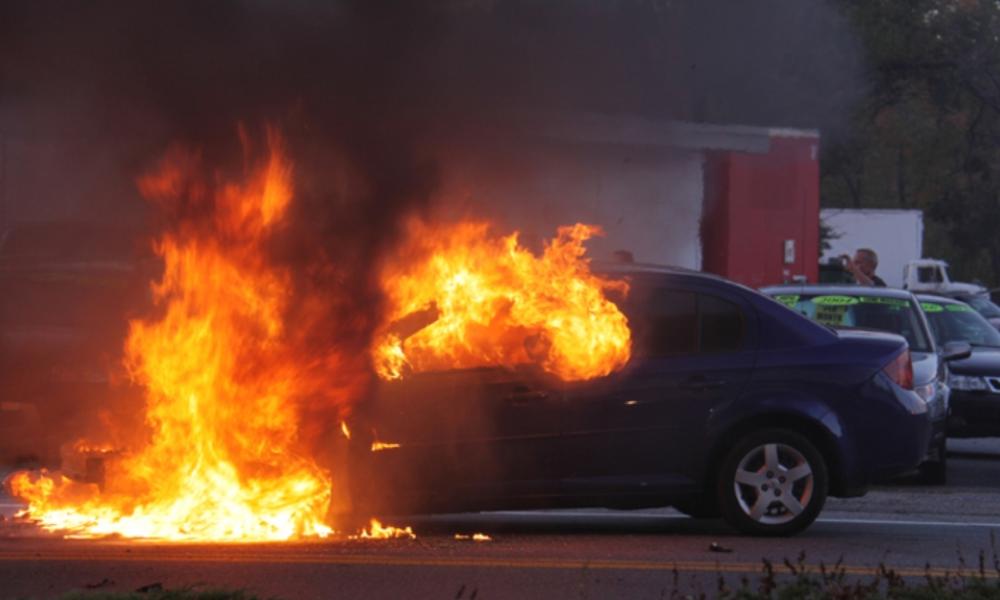 Ηράκλειο: Mηχανάκι και αυτοκίνητο πήραν φωτιά εν κινήσει