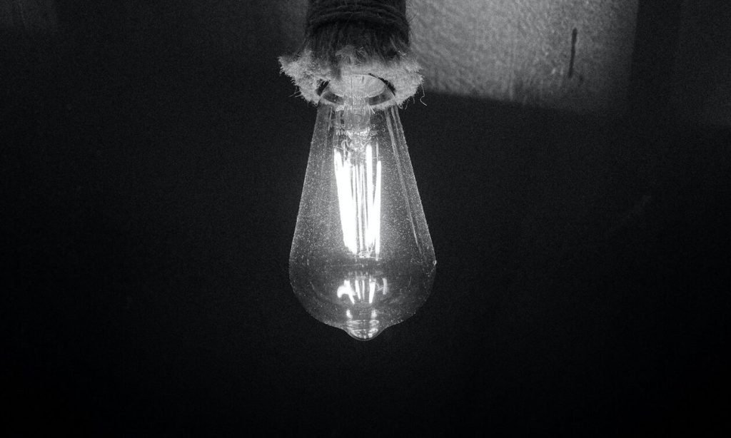 Σαν σήμερα το 1983: Ηλεκτρολόγος στη Θεσσαλονίκη σκότωσε τη γυναίκα του με ηλεκτροπληξία ενώ λουζόταν