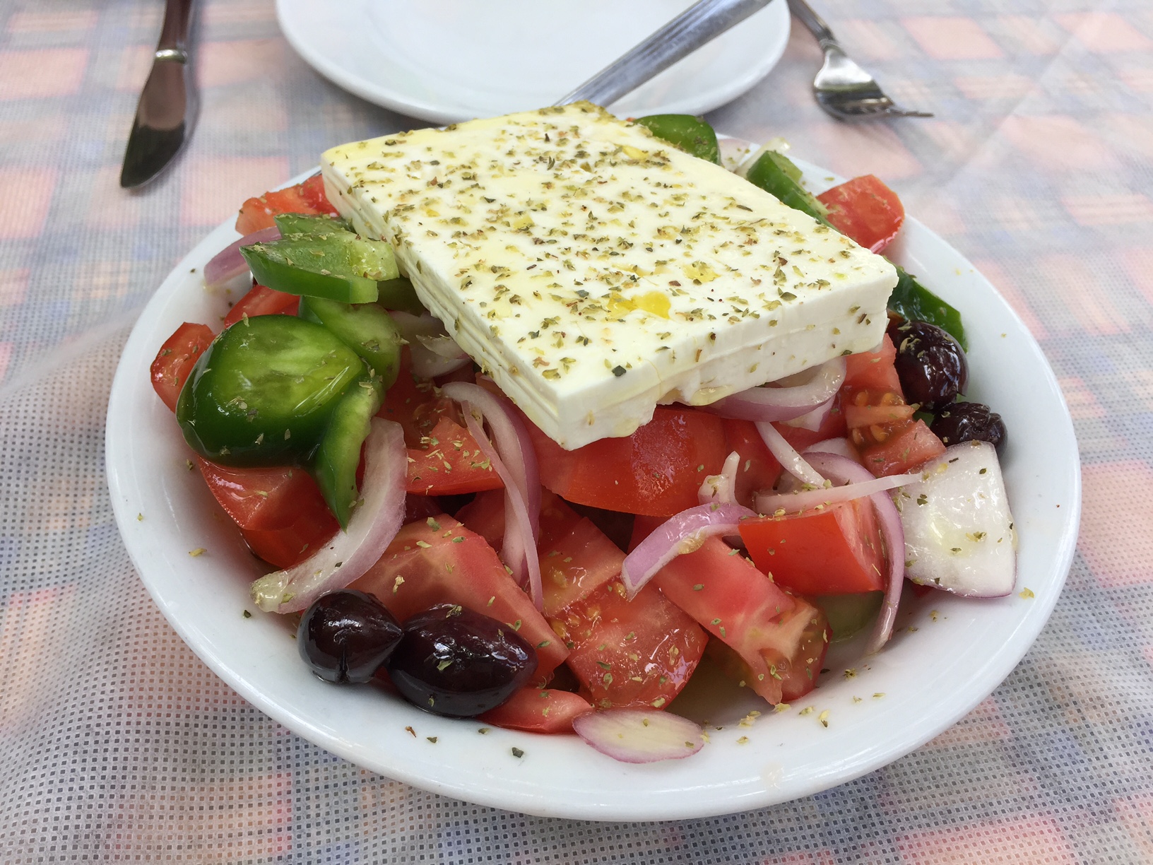 Αυτό το ήξερες; – Σε ποιο μέρος της Ελλάδας έφτιαξαν για πρώτη φορά χωριάτικη σαλάτα;