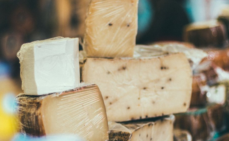 Αποθηκεύετε το τυρί σε πλαστικό περιτύλιγμα; – Αυτός είναι ο λόγος που πρέπει να το σταματήσετε