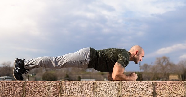 Ισομετρικές ασκήσεις: Τι είναι και πως μπορούν να βοηθήσουν το σώμα ενεργοποιώντας τους μύες