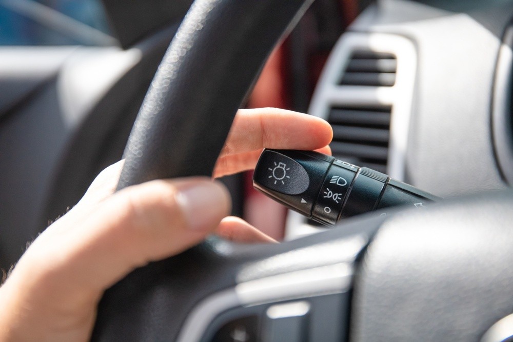 Ενοχλητικός ήχος των φλας του αυτοκινήτου: Πού οφείλεται – Τι δείχνει ότι το φλας λειτουργεί σωστά;