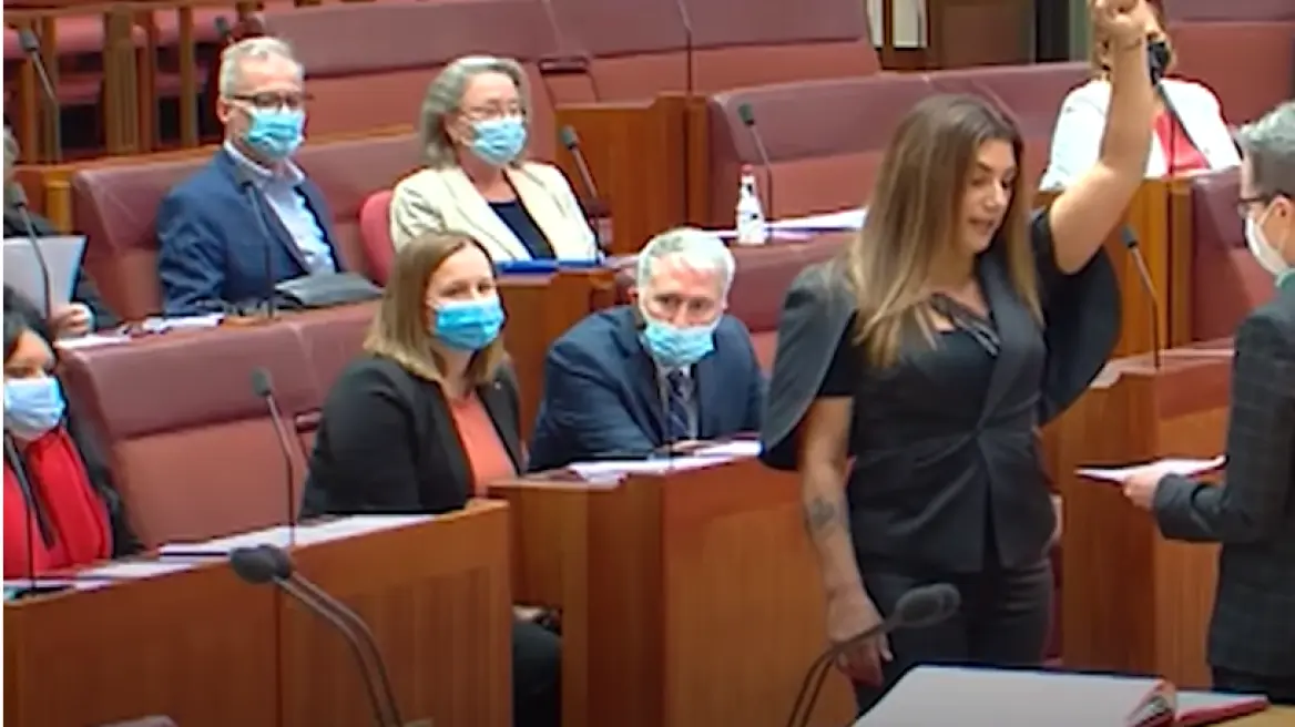 Αυστραλία: Γερουσιάστρια παράφρασε τον όρκο στη βασίλισσα Ελισάβετ – Την χαρακτήρισε αποικιοκράτισσα