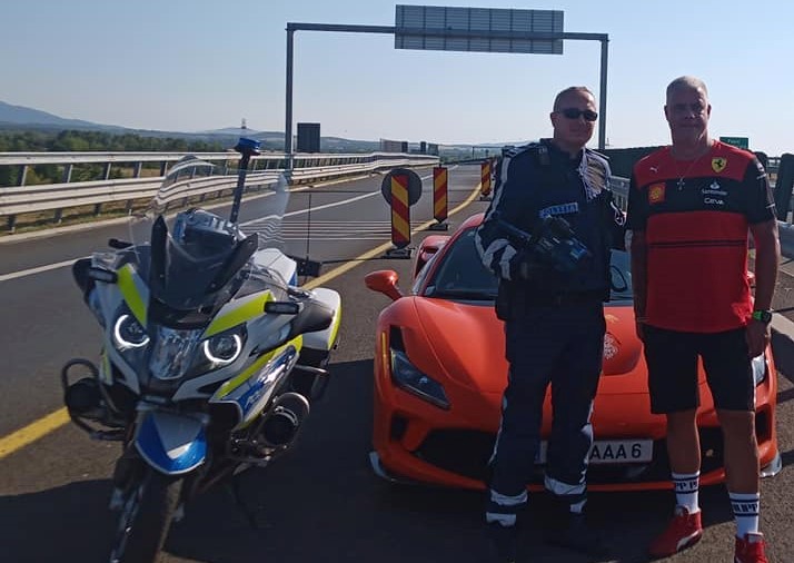 Ρουμανία: Αισιόδοξος ο παραβάτης – Πιάστηκε να οδηγεί με 230 χλμ./ώρα και έβγαλε φωτογραφία με τον αστυνομικό!