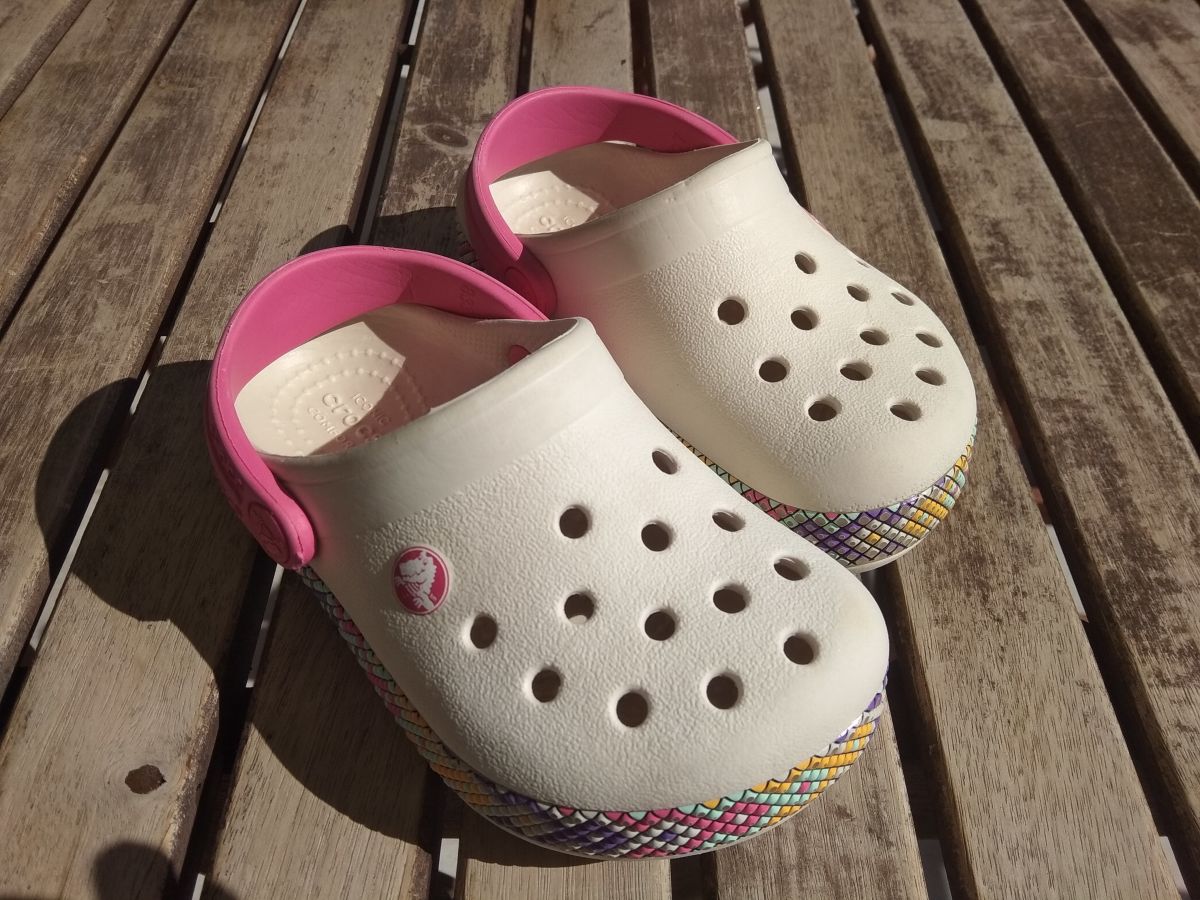 Crocs: Πως να τα καθαρίσετε σωστά για να δείχνουν σαν καινούργια