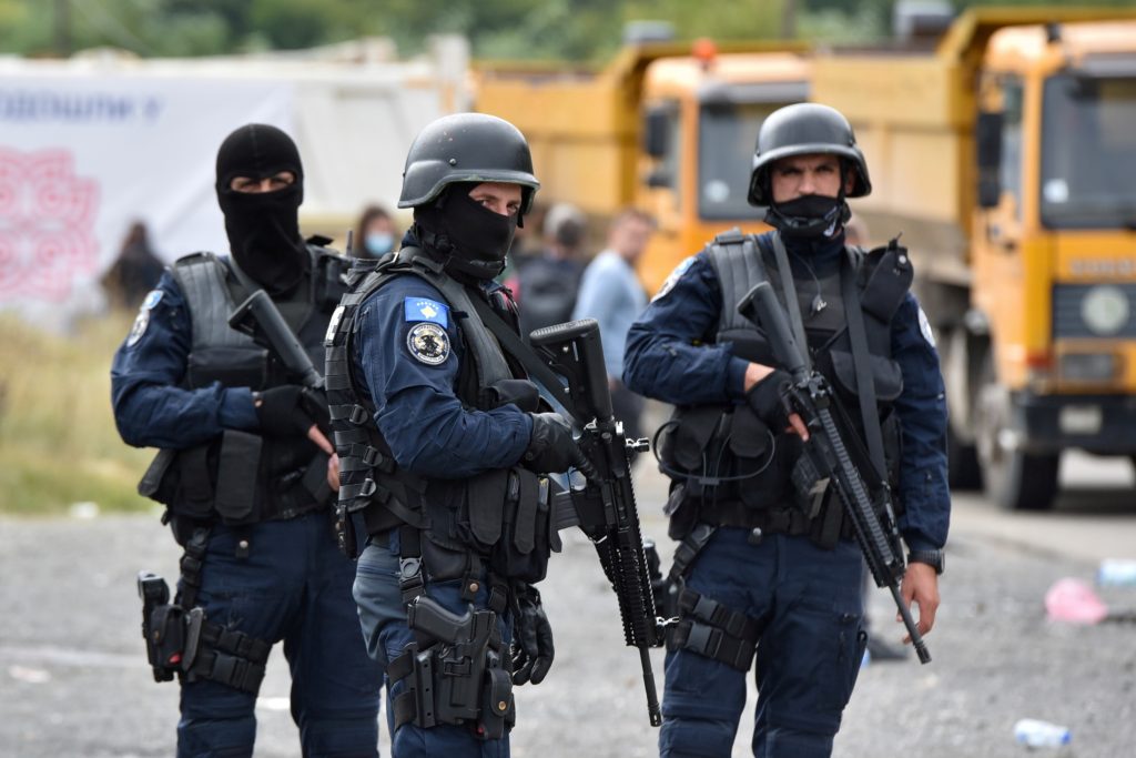 Προσωρινή αποκλιμάκωση στο Κόσοβο – Η Πρίστινα αναβάλει για ένα μήνα την απόφαση αλλαγής των σερβικών πινακίδων