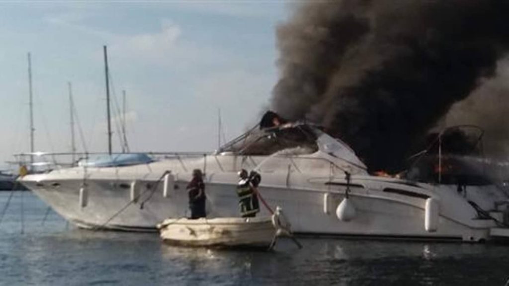 Φωτιά σε σκάφος στη Μαρίνα Φλοίσβου