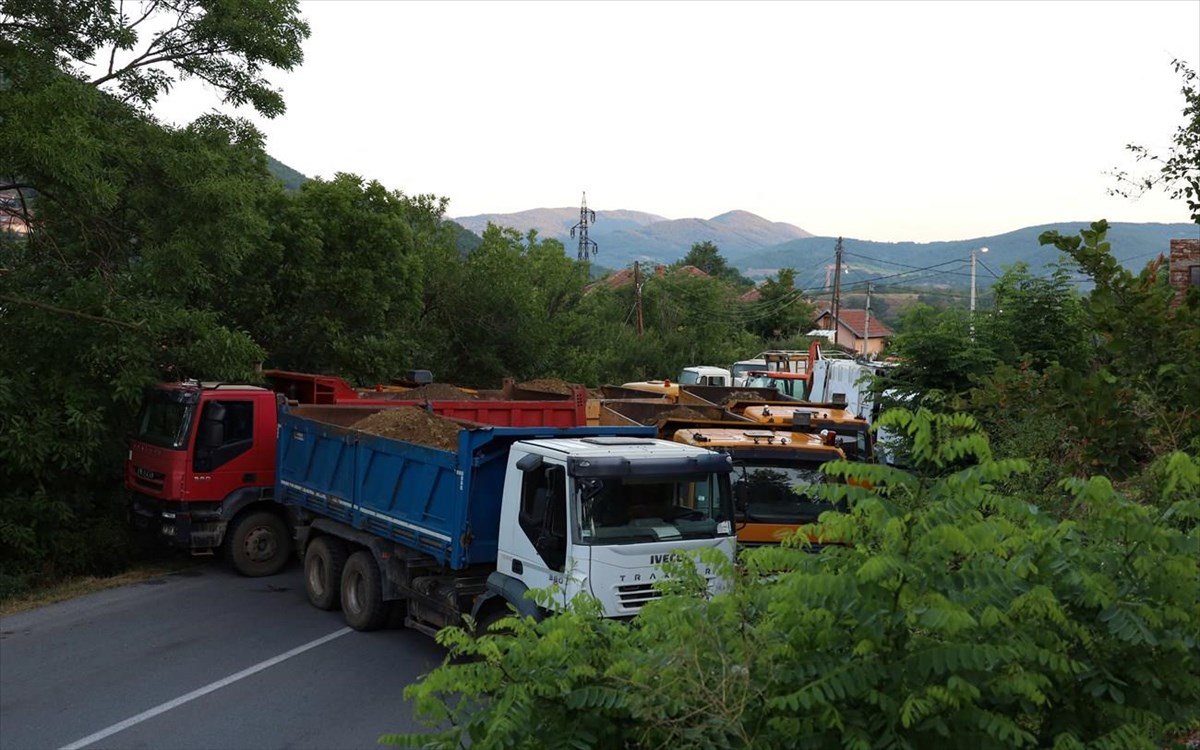 Σερβία: Απομακρύνονται τα οδοφράγματα στο βόρειο Κόσοβο – Ανοίγουν τα σύνορα