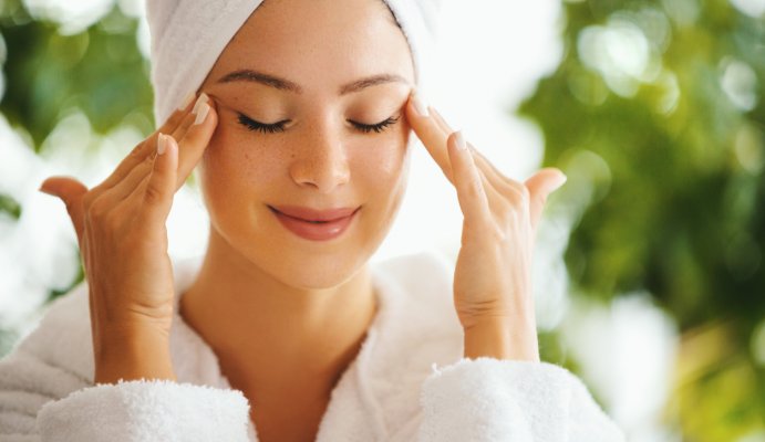 Πέντε οφέλη από τη χρήση του ορού προσώπου