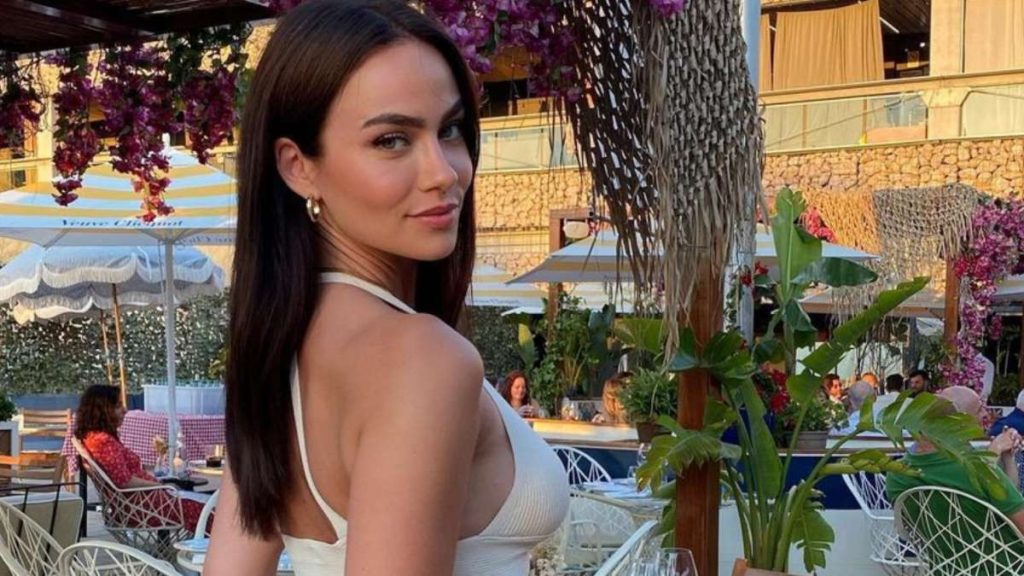 Μύκονος: «Καυτή» Ισπανίδα influencer τρελαίνει το νησί των Ανέμων με τις «αμαρτωλές» πόζες της! (βίντεο)